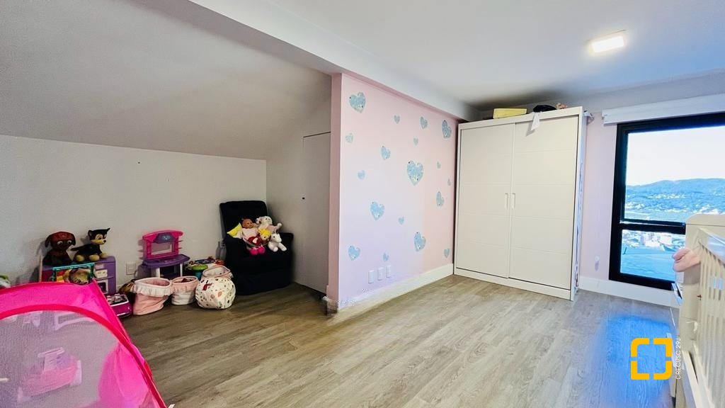 Casa com 285m², 4 quartos (sendo 2 suítes), 2 garagens, no bairro Trindade em Florianópolis