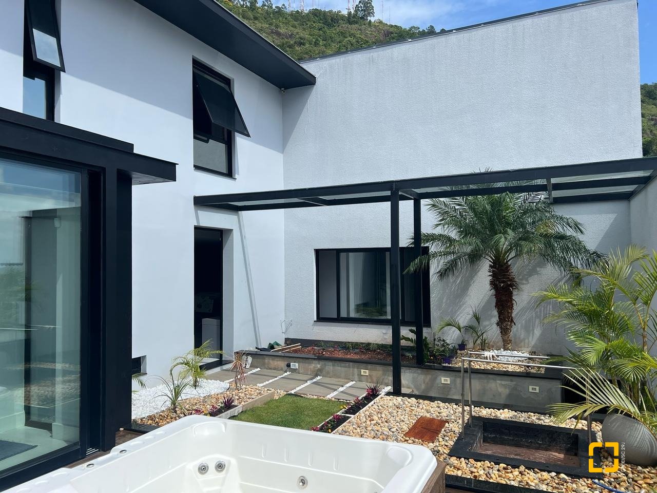 Casa com 285m², 4 quartos (sendo 2 suítes), 2 garagens, no bairro Trindade em Florianópolis