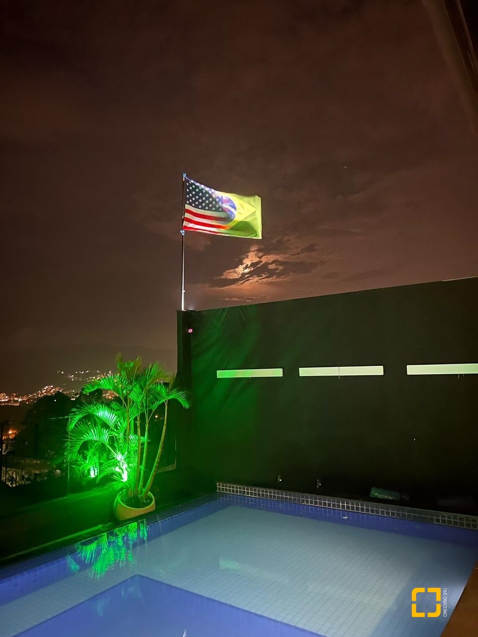 Casa com 285m², 4 quartos (sendo 2 suítes), 2 garagens, no bairro Trindade em Florianópolis