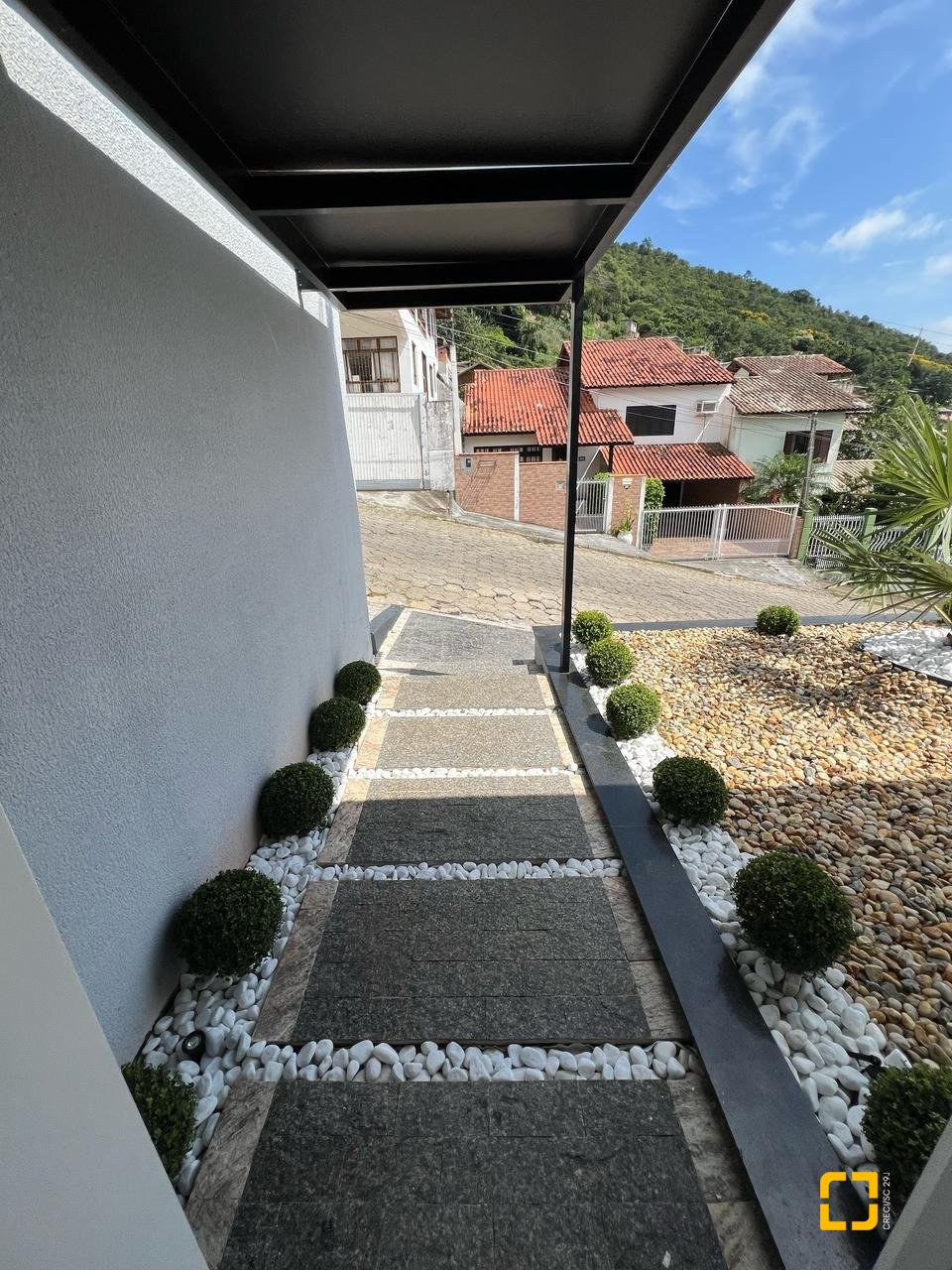 Casa com 285m², 4 quartos (sendo 2 suítes), 2 garagens, no bairro Trindade em Florianópolis