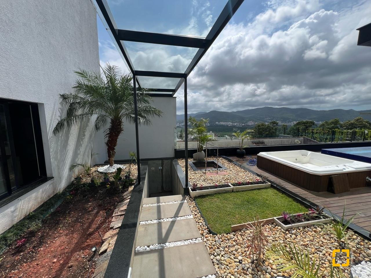 Casa com 285m², 4 quartos (sendo 2 suítes), 2 garagens, no bairro Trindade em Florianópolis