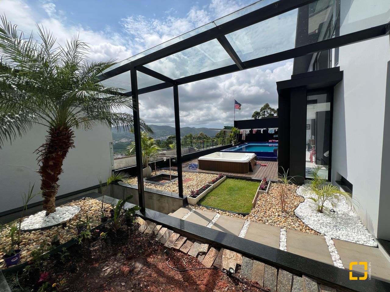Casa com 285m², 4 quartos (sendo 2 suítes), 2 garagens, no bairro Trindade em Florianópolis
