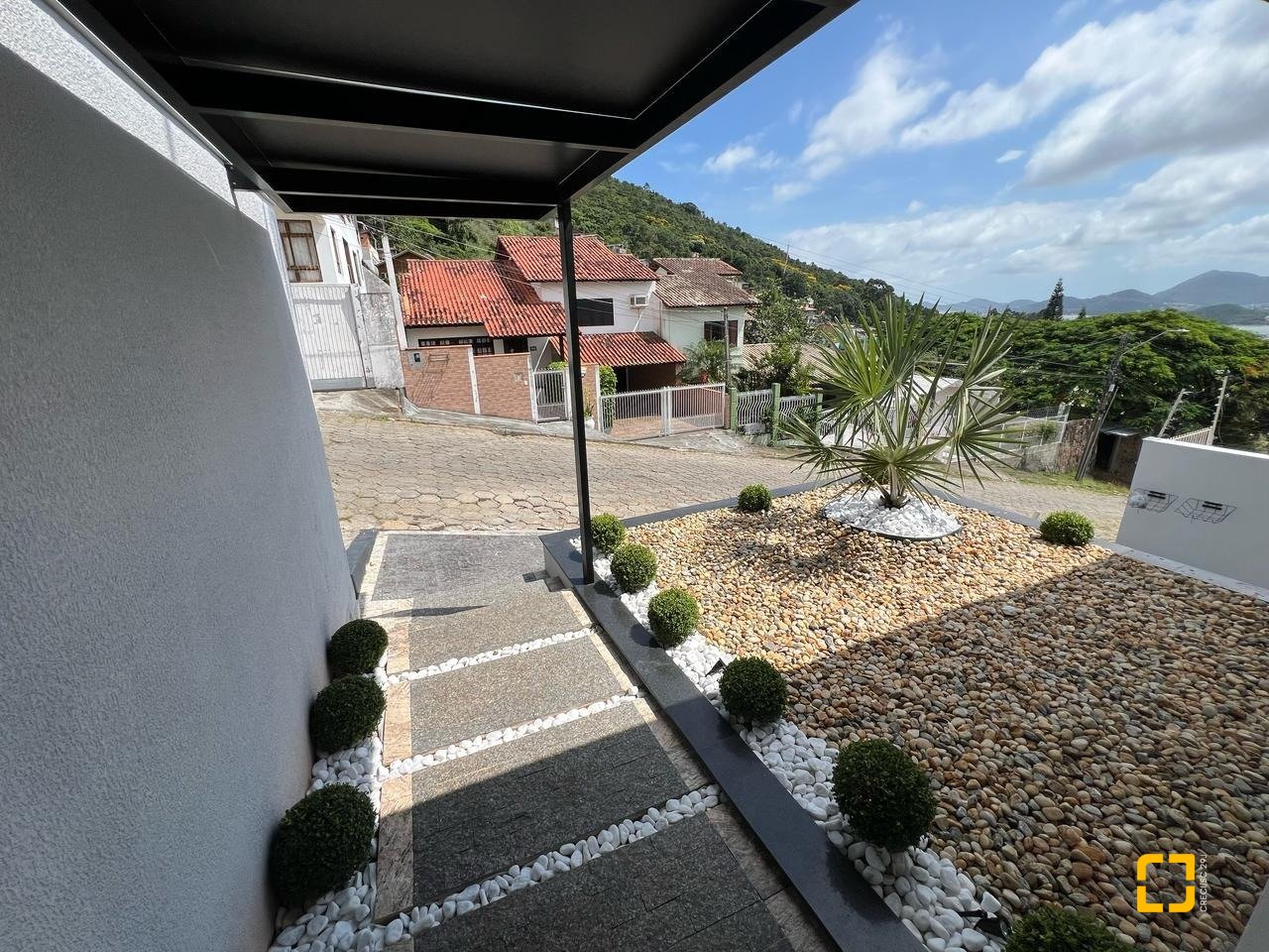 Casa com 285m², 4 quartos (sendo 2 suítes), 2 garagens, no bairro Trindade em Florianópolis