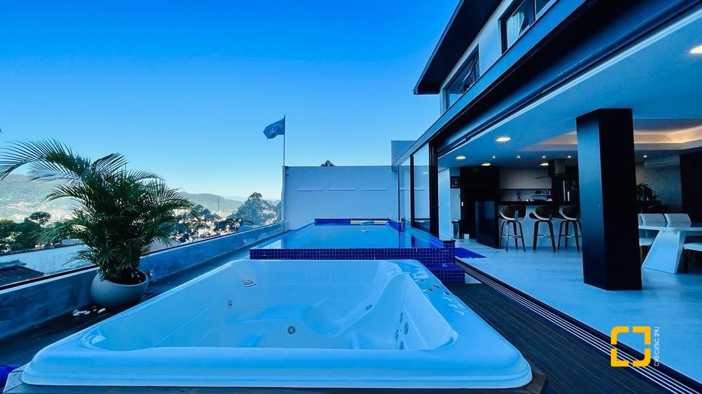 Casa com 285m², 4 quartos (sendo 2 suítes), 2 garagens, no bairro Trindade em Florianópolis