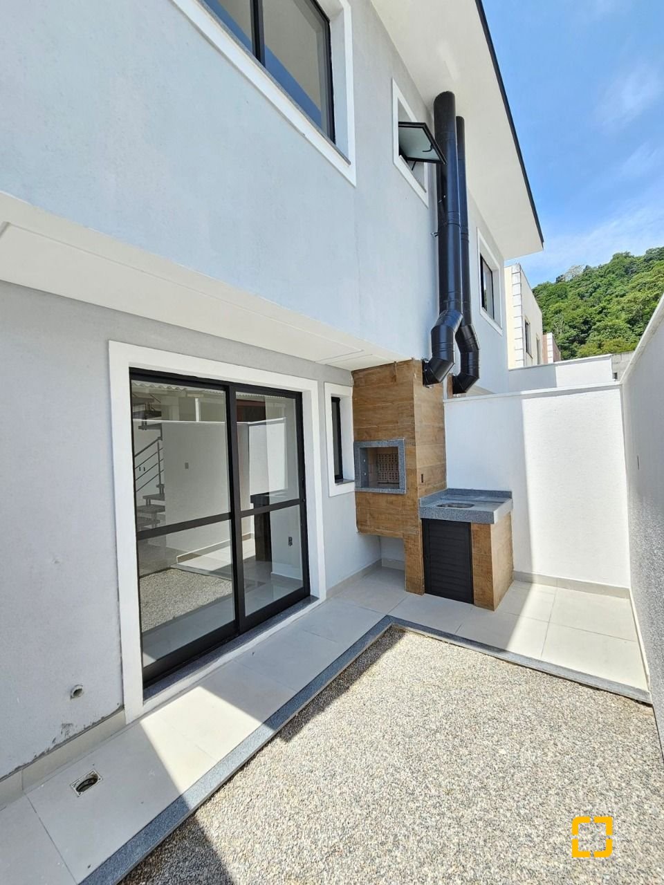 Casa com 84m², 2 quartos (sendo 2 suítes), 1 garagem, no bairro Centro em Palhoça