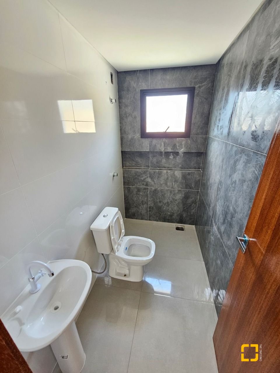 Casa com 84m², 2 quartos (sendo 2 suítes), 1 garagem, no bairro Centro em Palhoça