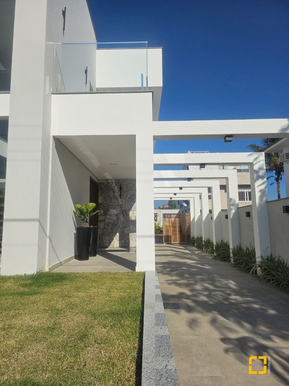 Casa com 310m², 5 quartos (sendo 3 suítes), 2 garagens, no bairro Daniela em Florianópolis