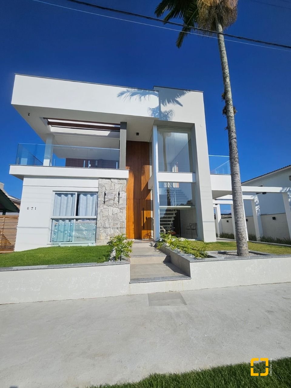 Casa com 310m², 5 quartos (sendo 3 suítes), 2 garagens, no bairro Daniela em Florianópolis
