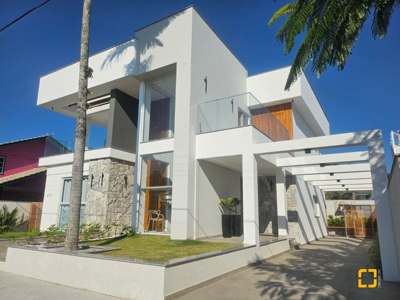 Casa com 310m², 5 quartos (sendo 3 suítes), 2 garagens, no bairro Daniela em Florianópolis