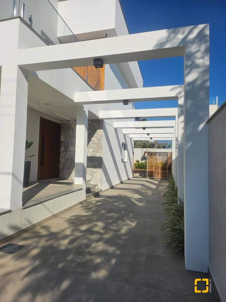 Casa com 310m², 5 quartos (sendo 3 suítes), 2 garagens, no bairro Daniela em Florianópolis