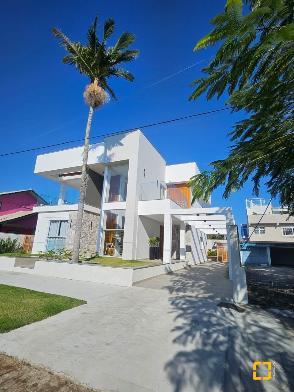 Casa com 310m², 5 quartos (sendo 3 suítes), 2 garagens, no bairro Daniela em Florianópolis
