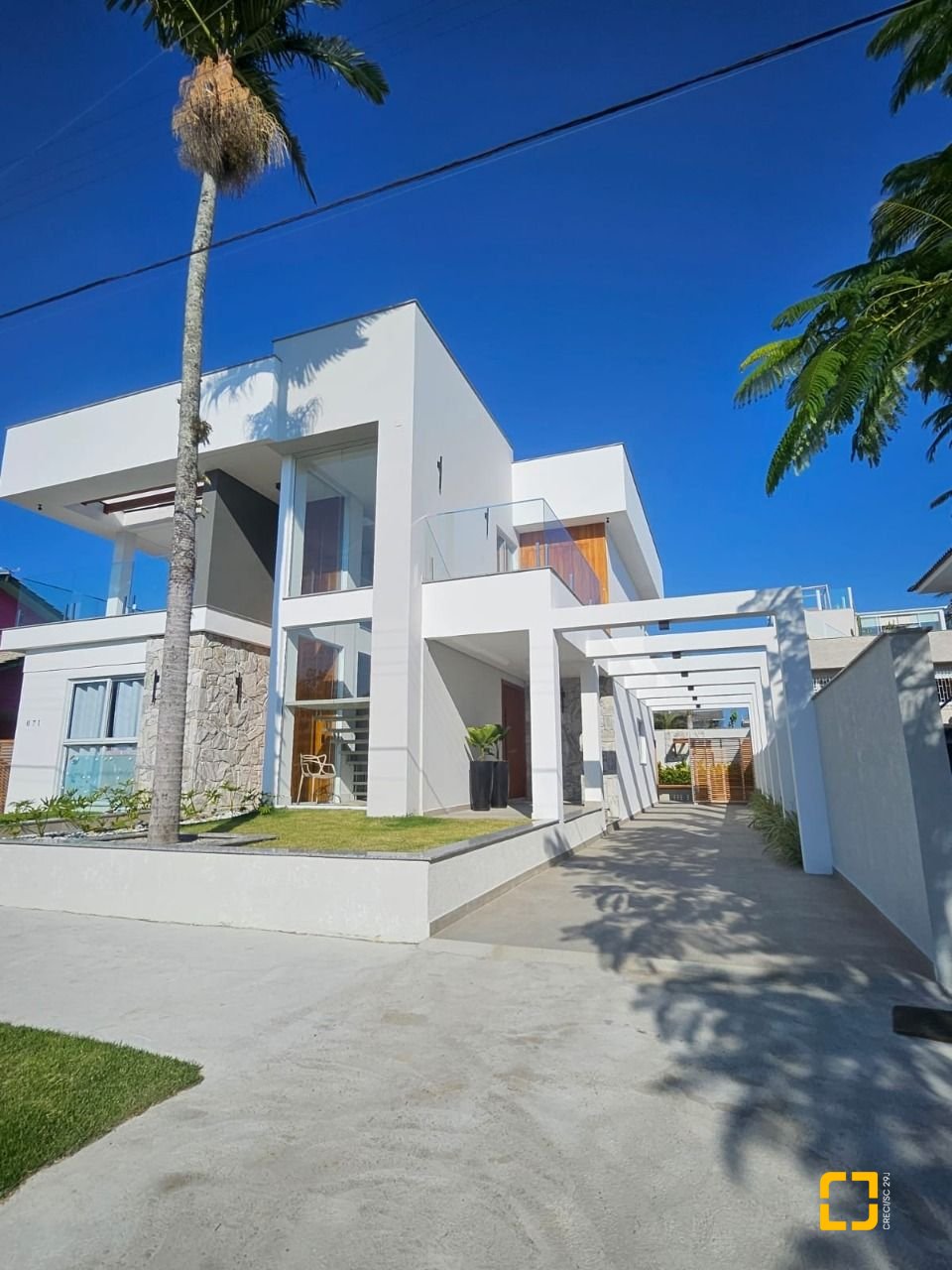 Casa com 310m², 5 quartos (sendo 3 suítes), 2 garagens, no bairro Daniela em Florianópolis