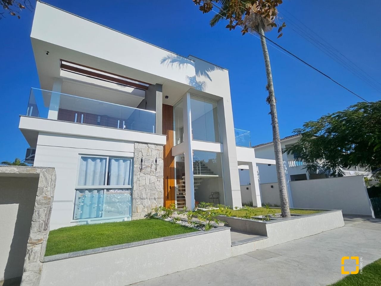 Casa com 310m², 5 quartos (sendo 3 suítes), 2 garagens, no bairro Daniela em Florianópolis