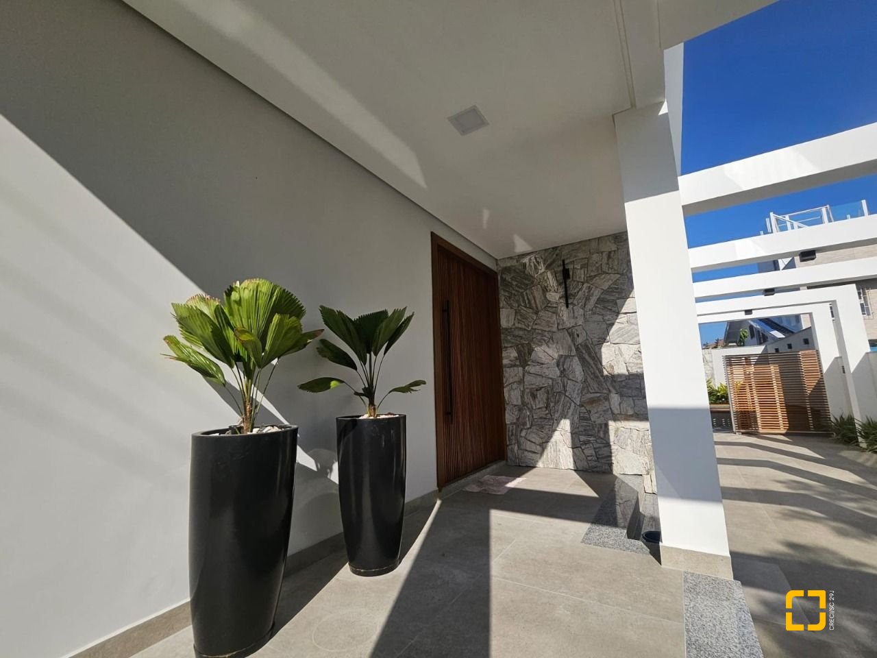 Casa com 310m², 5 quartos (sendo 3 suítes), 2 garagens, no bairro Daniela em Florianópolis