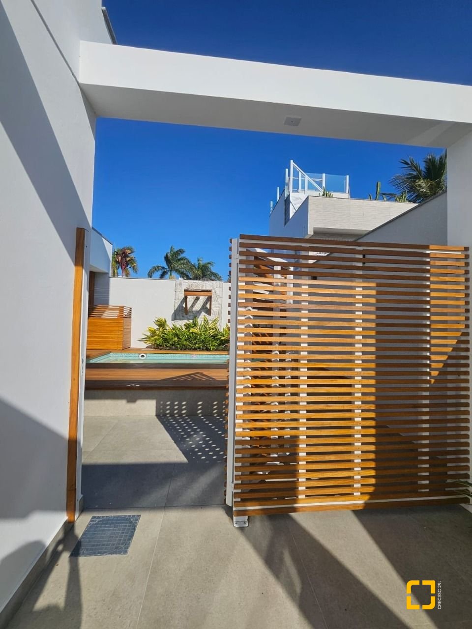 Casa com 310m², 5 quartos (sendo 3 suítes), 2 garagens, no bairro Daniela em Florianópolis