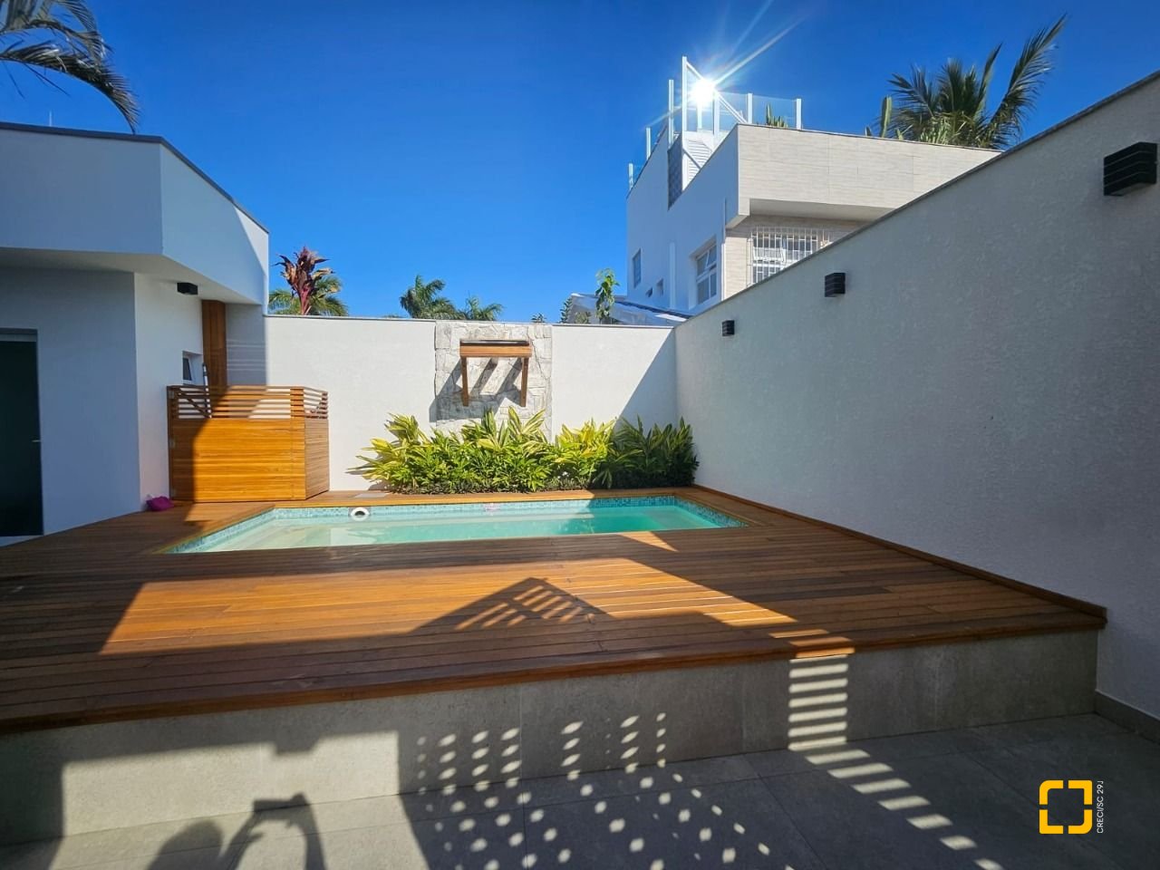 Casa com 310m², 5 quartos (sendo 3 suítes), 2 garagens, no bairro Daniela em Florianópolis