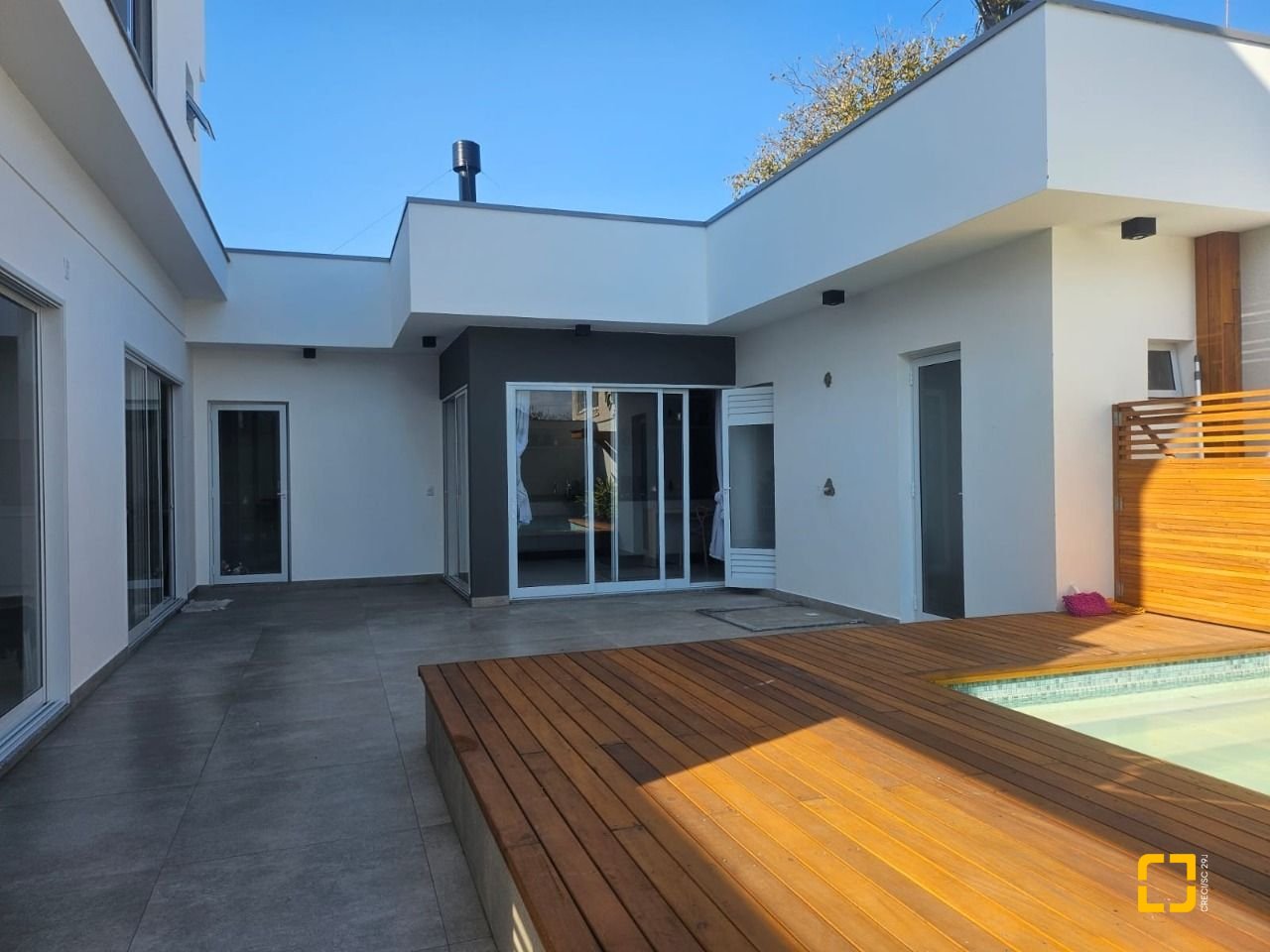 Casa com 310m², 5 quartos (sendo 3 suítes), 2 garagens, no bairro Daniela em Florianópolis
