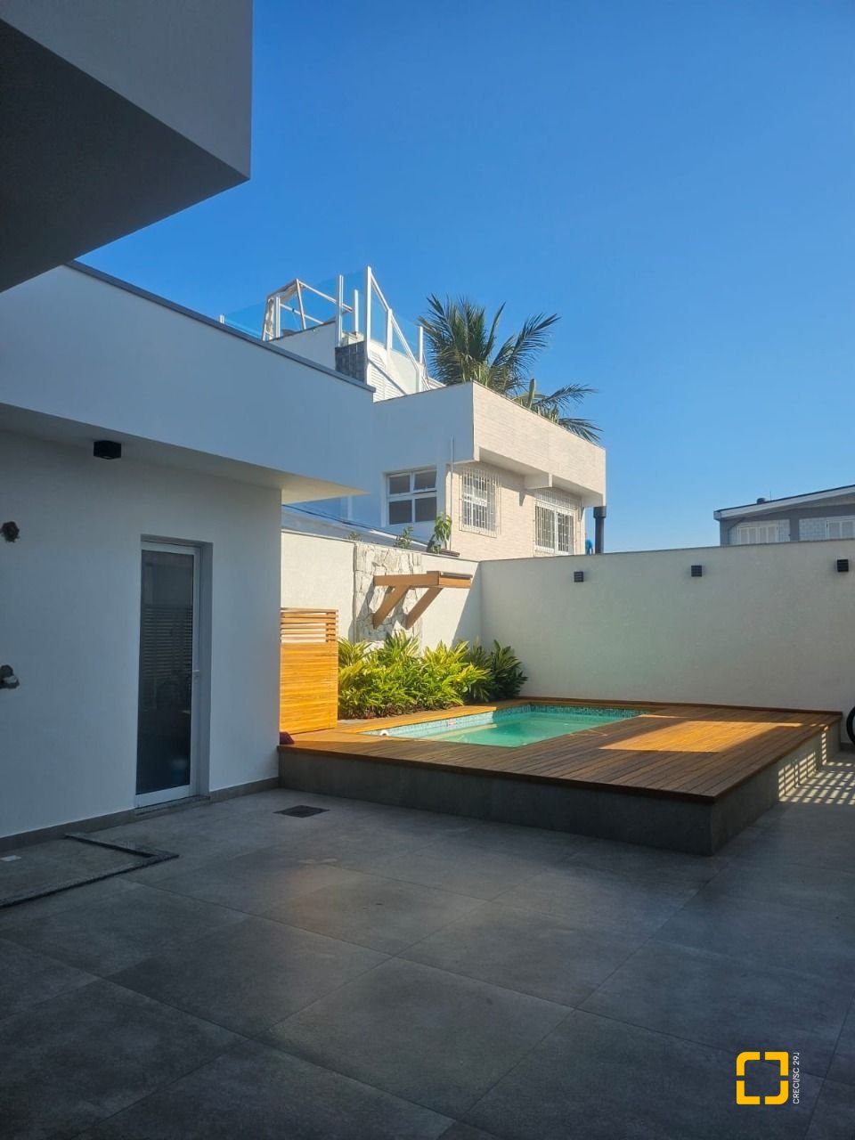 Casa com 310m², 5 quartos (sendo 3 suítes), 2 garagens, no bairro Daniela em Florianópolis