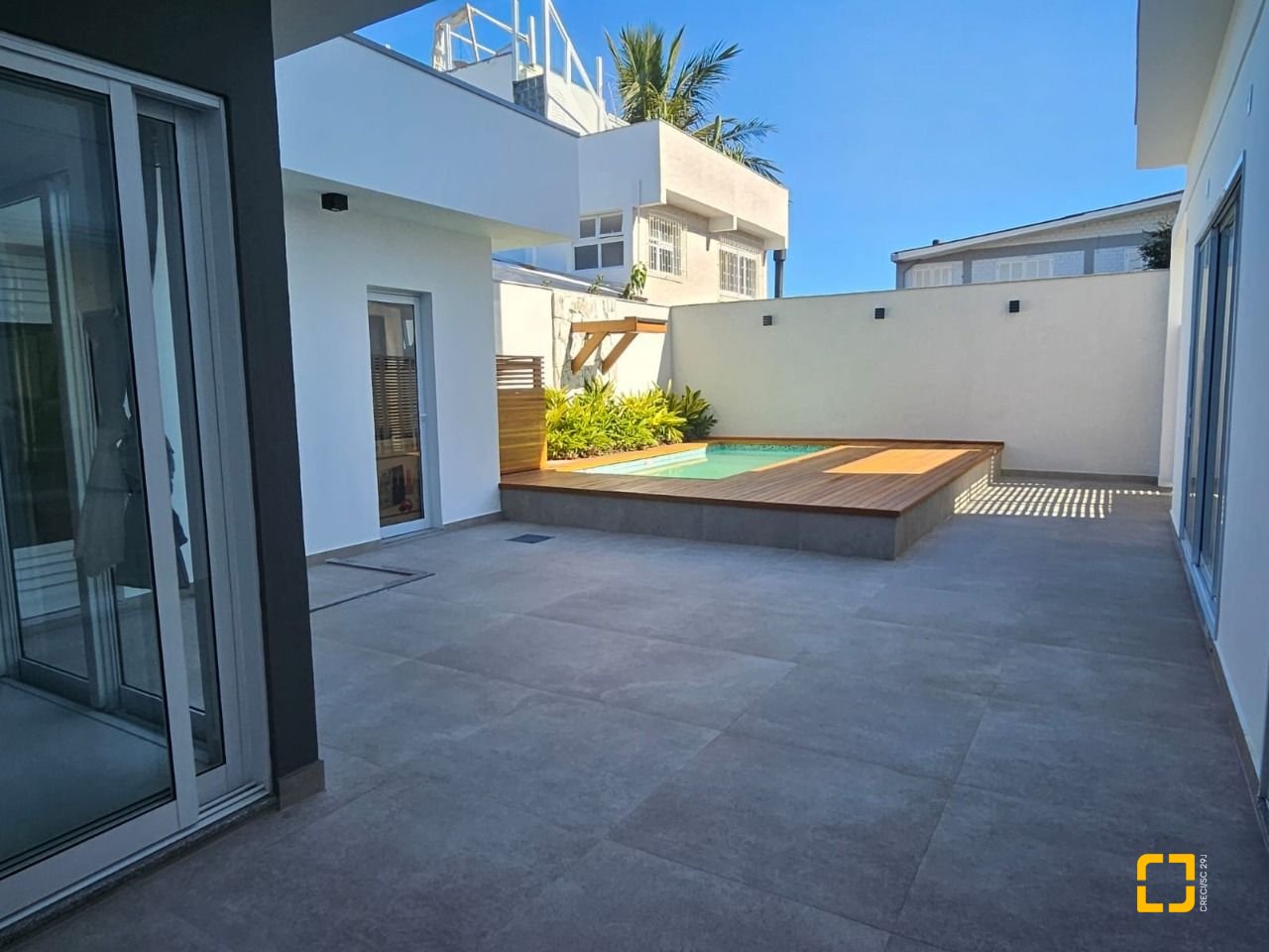 Casa com 310m², 5 quartos (sendo 3 suítes), 2 garagens, no bairro Daniela em Florianópolis