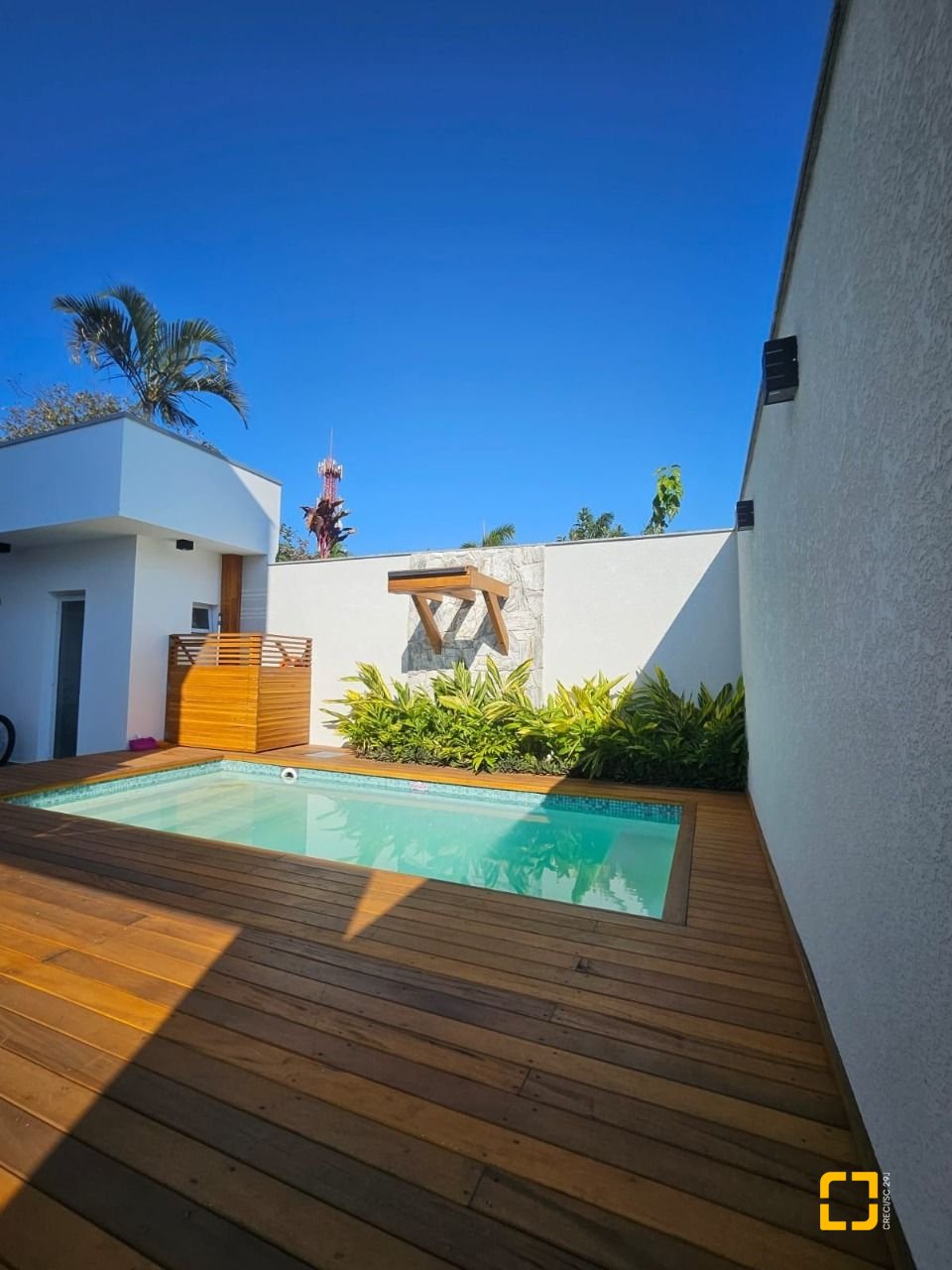 Casa com 310m², 5 quartos (sendo 3 suítes), 2 garagens, no bairro Daniela em Florianópolis