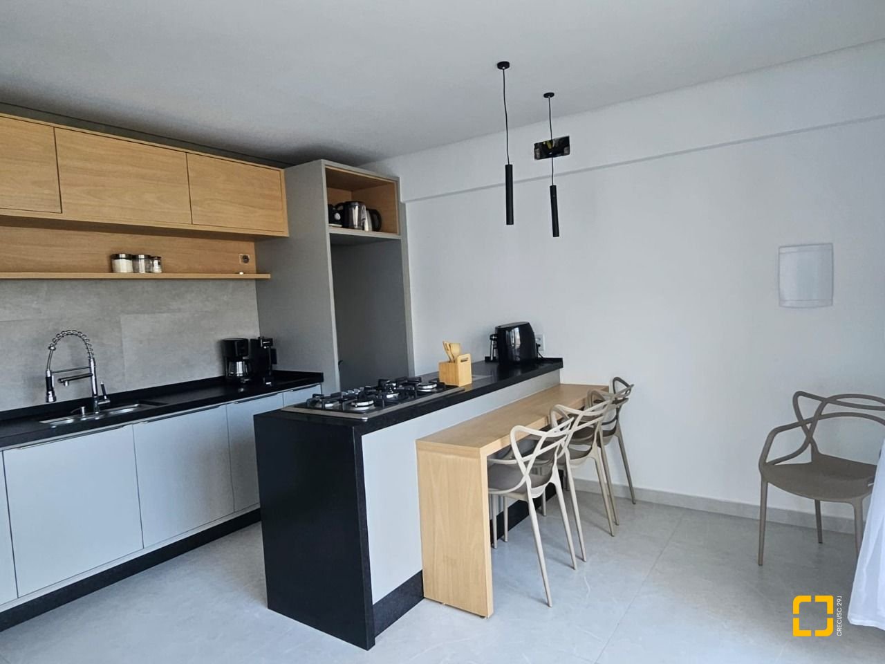 Casa com 310m², 5 quartos (sendo 3 suítes), 2 garagens, no bairro Daniela em Florianópolis