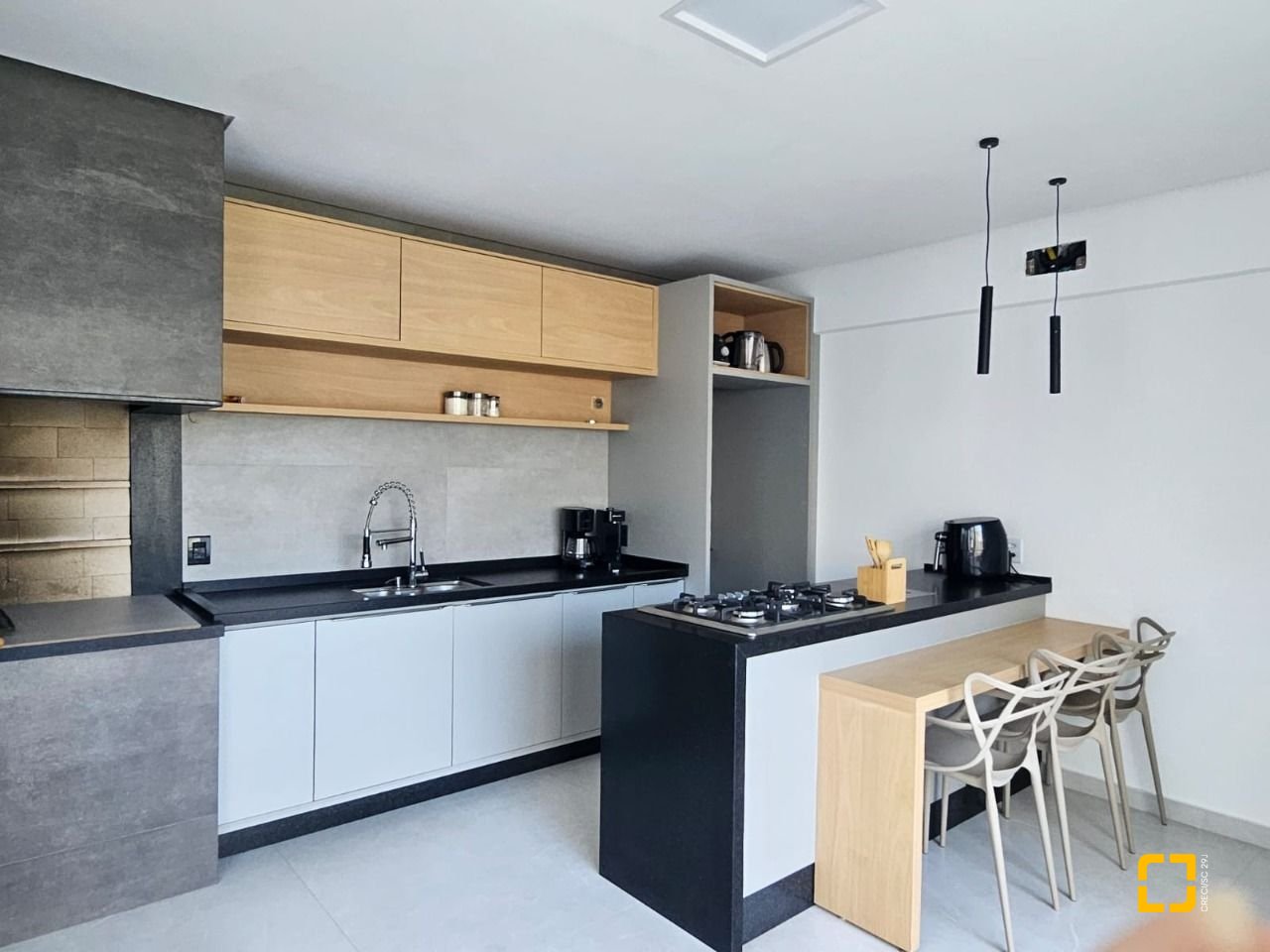 Casa com 310m², 5 quartos (sendo 3 suítes), 2 garagens, no bairro Daniela em Florianópolis