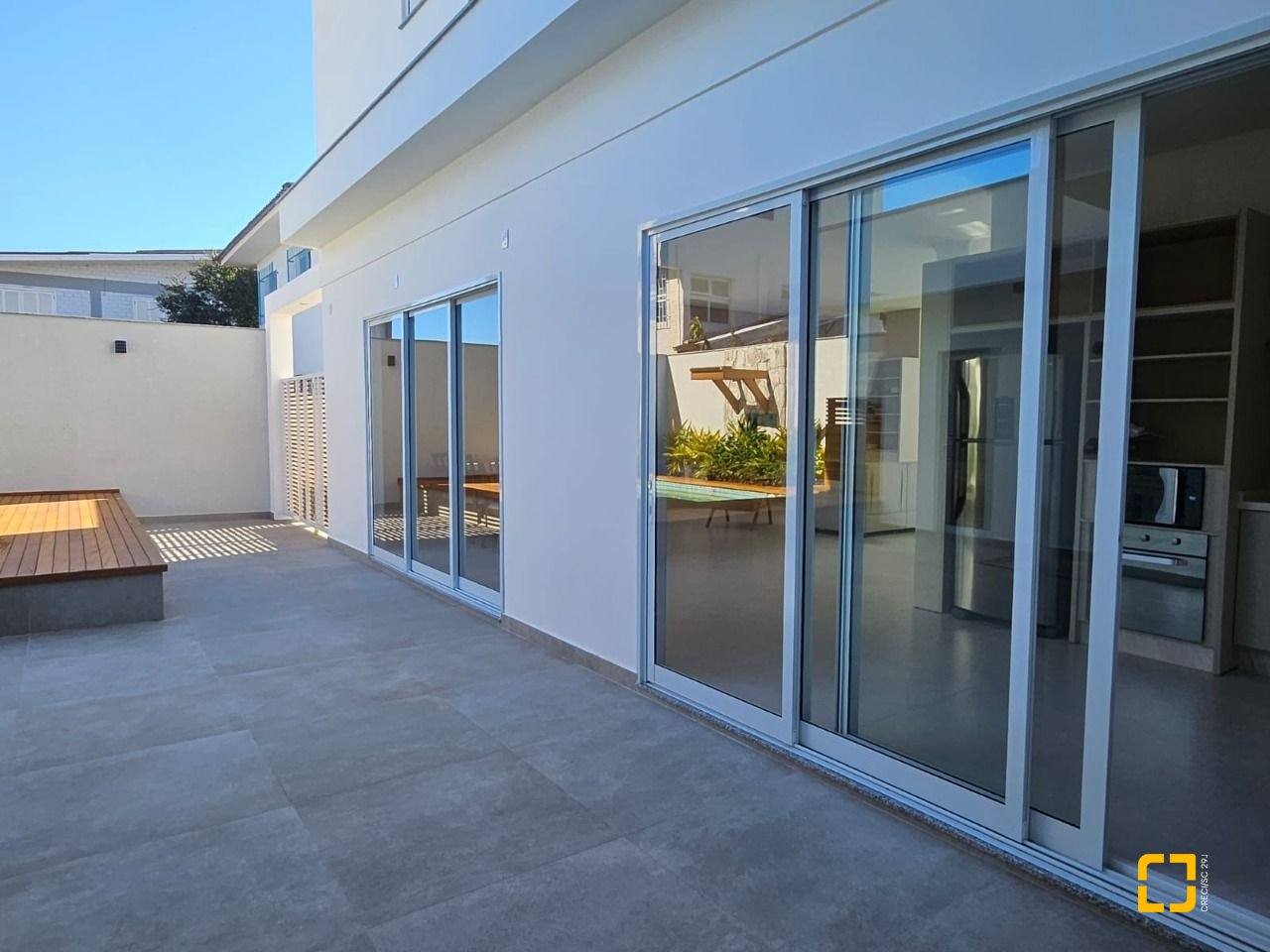 Casa com 310m², 5 quartos (sendo 3 suítes), 2 garagens, no bairro Daniela em Florianópolis