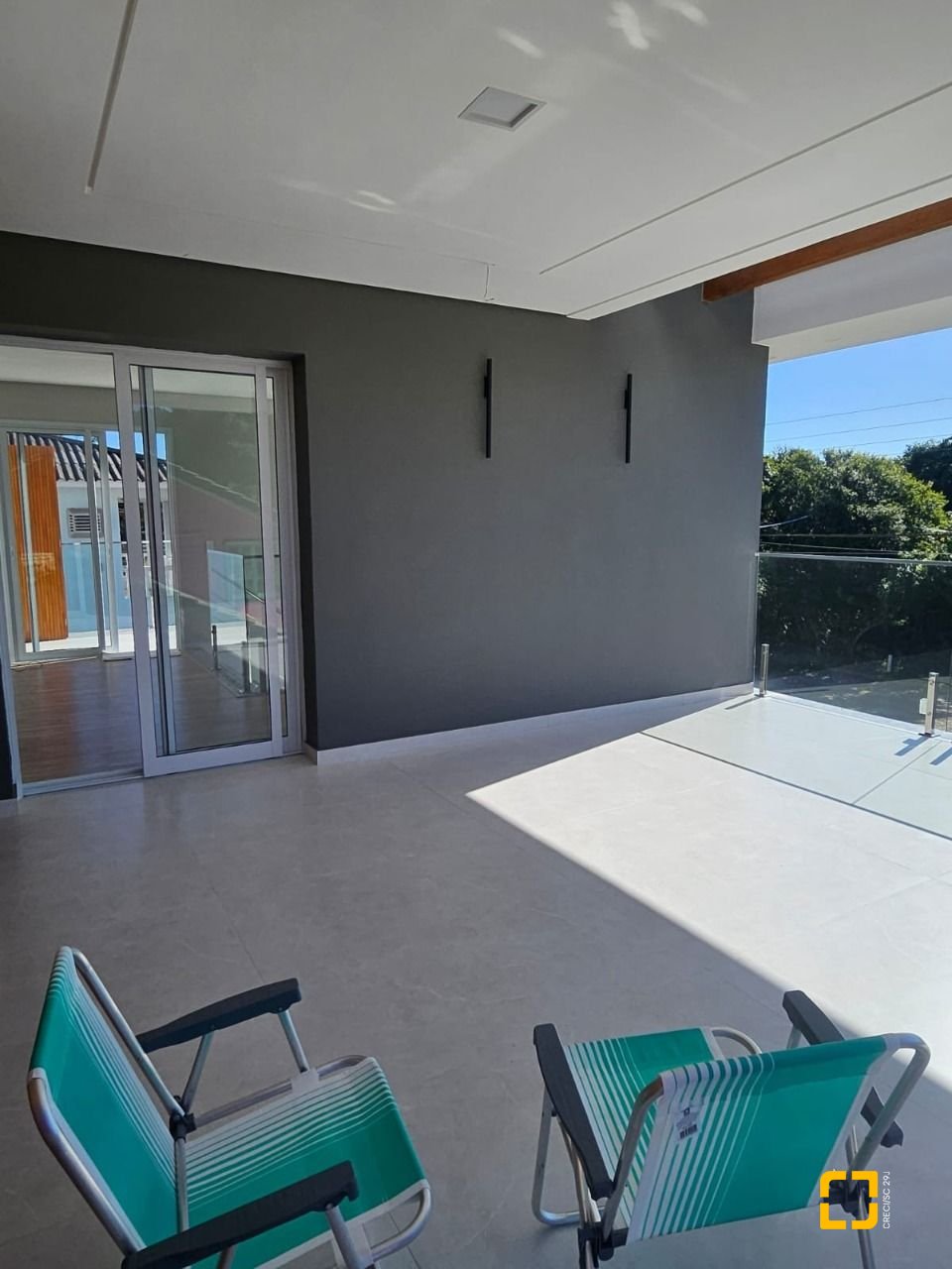 Casa com 310m², 5 quartos (sendo 3 suítes), 2 garagens, no bairro Daniela em Florianópolis
