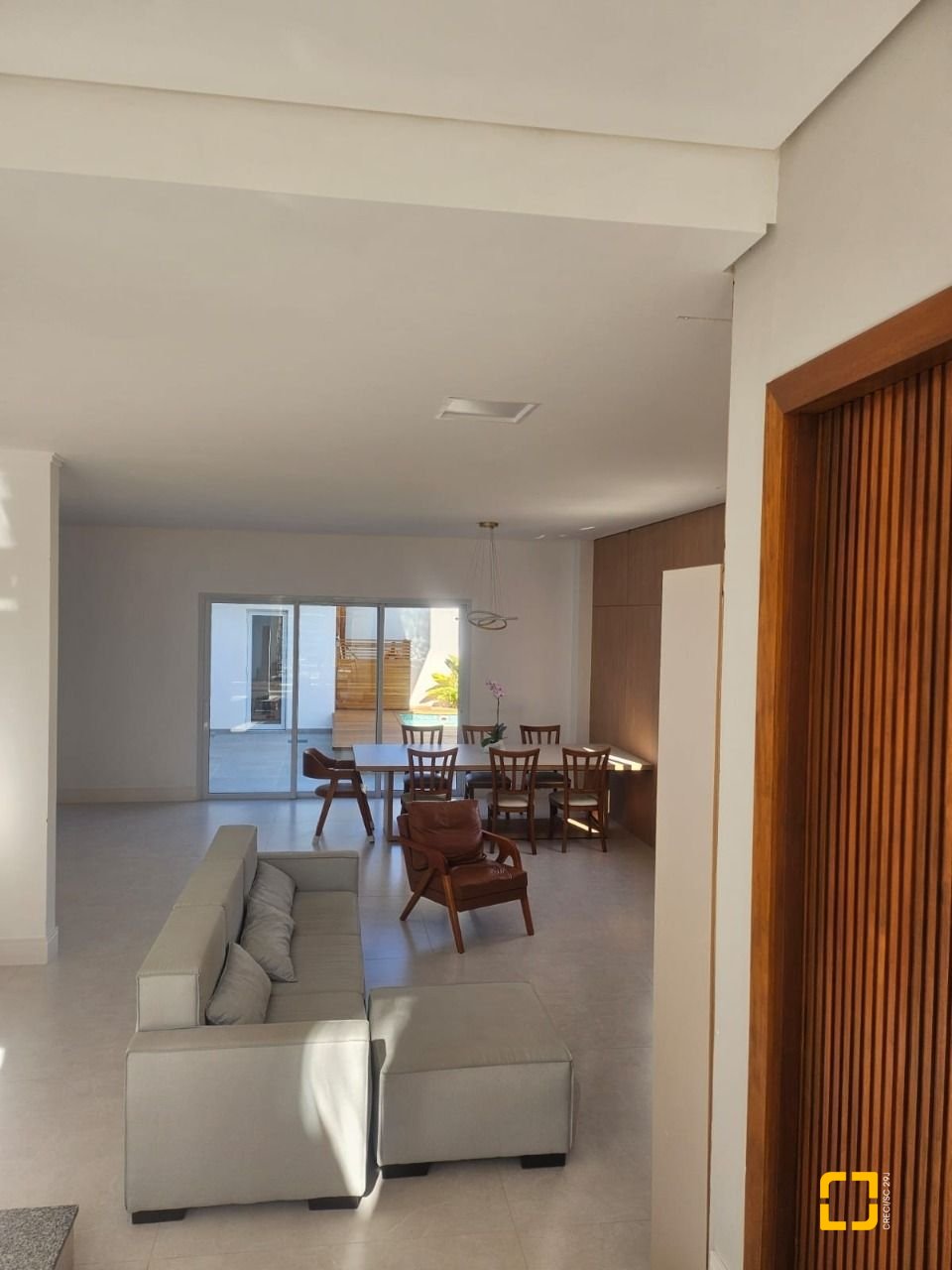Casa com 310m², 5 quartos (sendo 3 suítes), 2 garagens, no bairro Daniela em Florianópolis