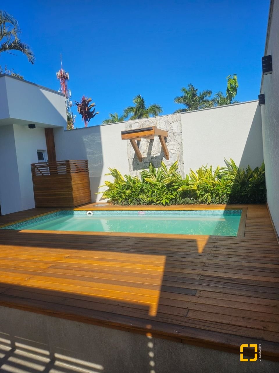 Casa com 310m², 5 quartos (sendo 3 suítes), 2 garagens, no bairro Daniela em Florianópolis
