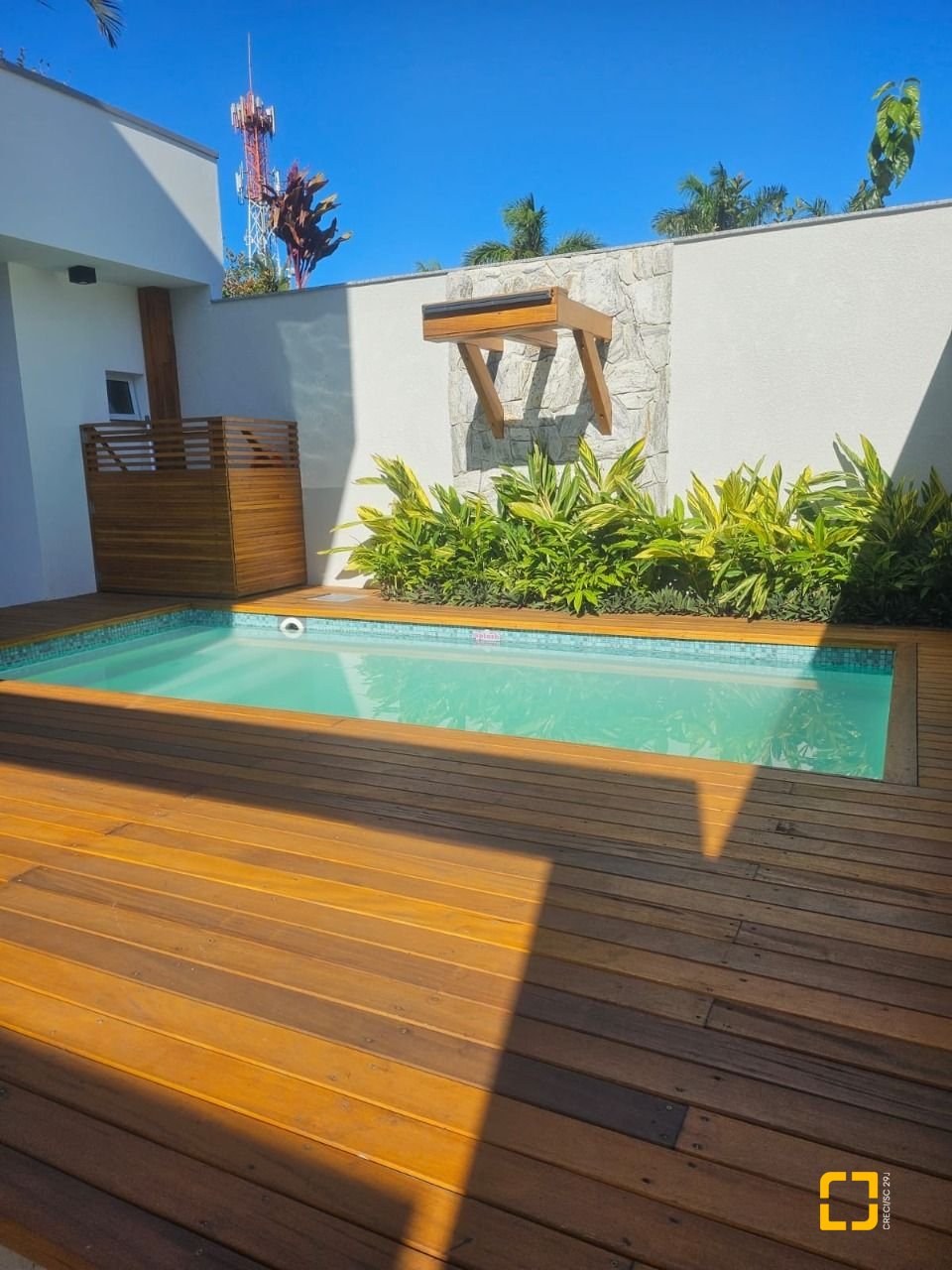 Casa com 310m², 5 quartos (sendo 3 suítes), 2 garagens, no bairro Daniela em Florianópolis