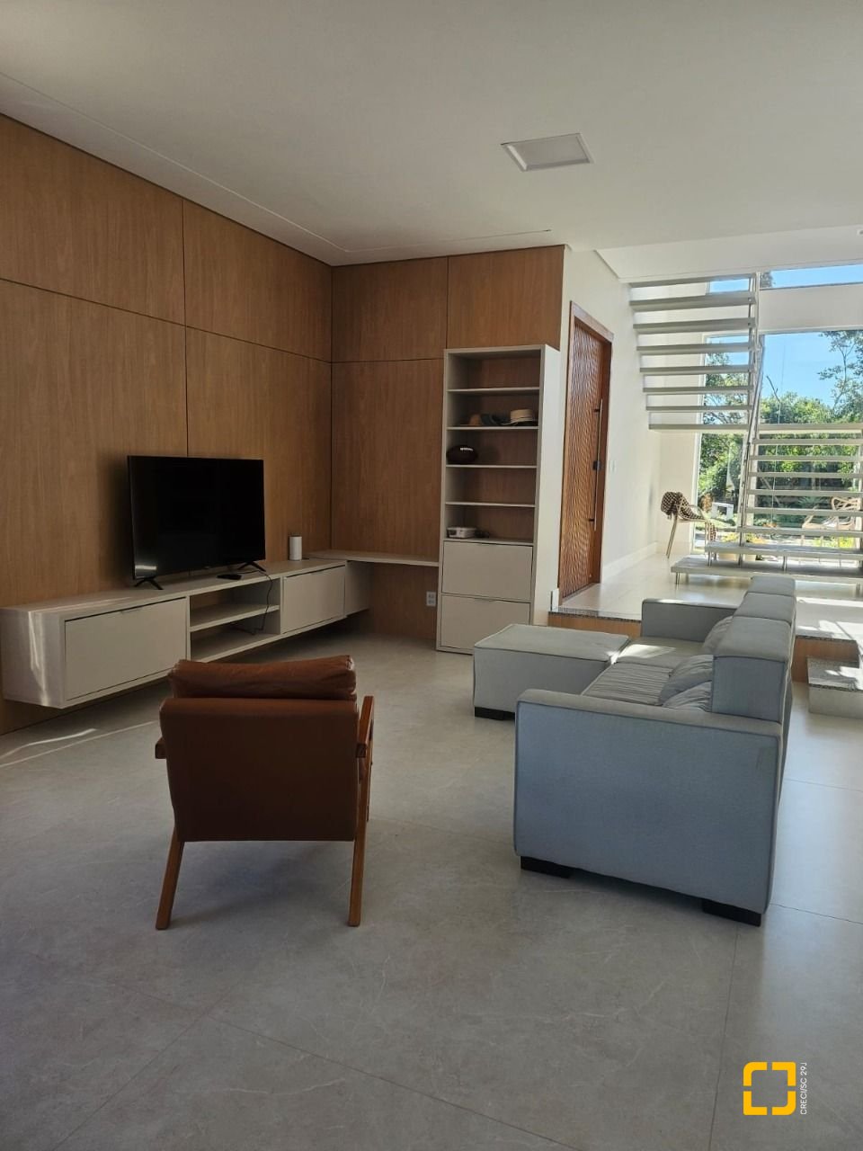 Casa com 310m², 5 quartos (sendo 3 suítes), 2 garagens, no bairro Daniela em Florianópolis