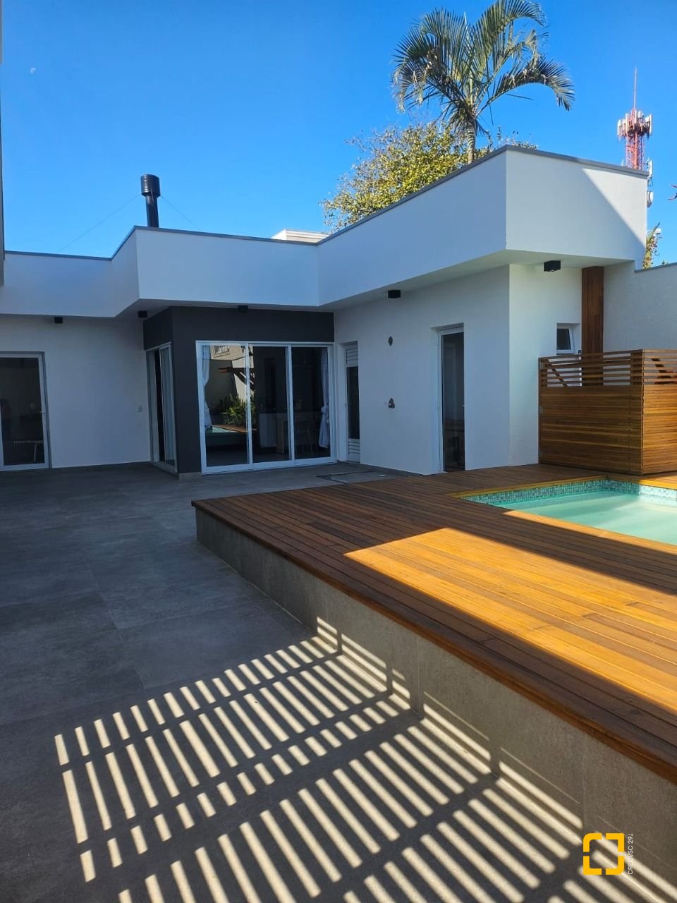 Casa com 310m², 5 quartos (sendo 3 suítes), 2 garagens, no bairro Daniela em Florianópolis