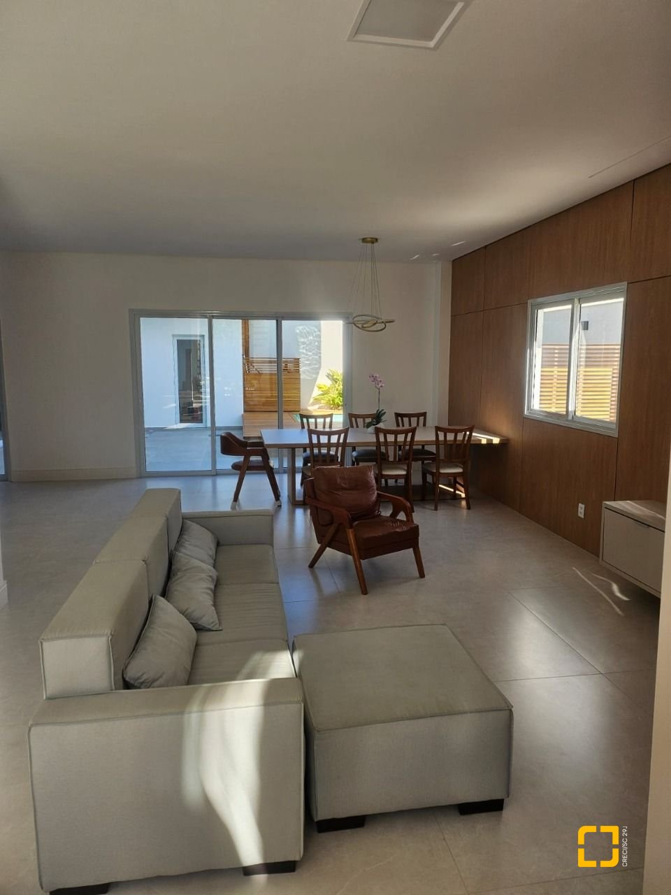 Casa com 310m², 5 quartos (sendo 3 suítes), 2 garagens, no bairro Daniela em Florianópolis
