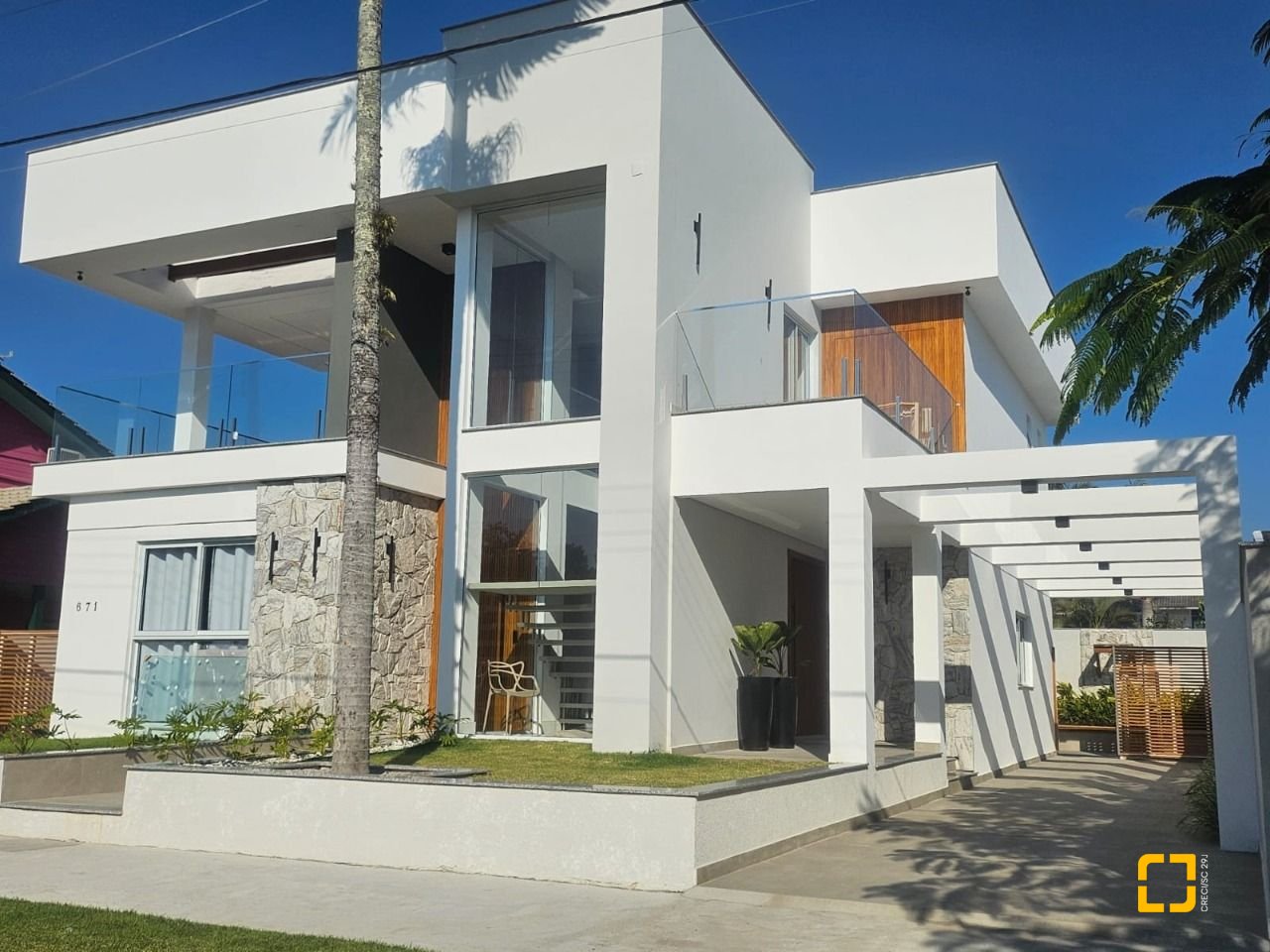 Casa com 310m², 5 quartos (sendo 3 suítes), 2 garagens, no bairro Daniela em Florianópolis