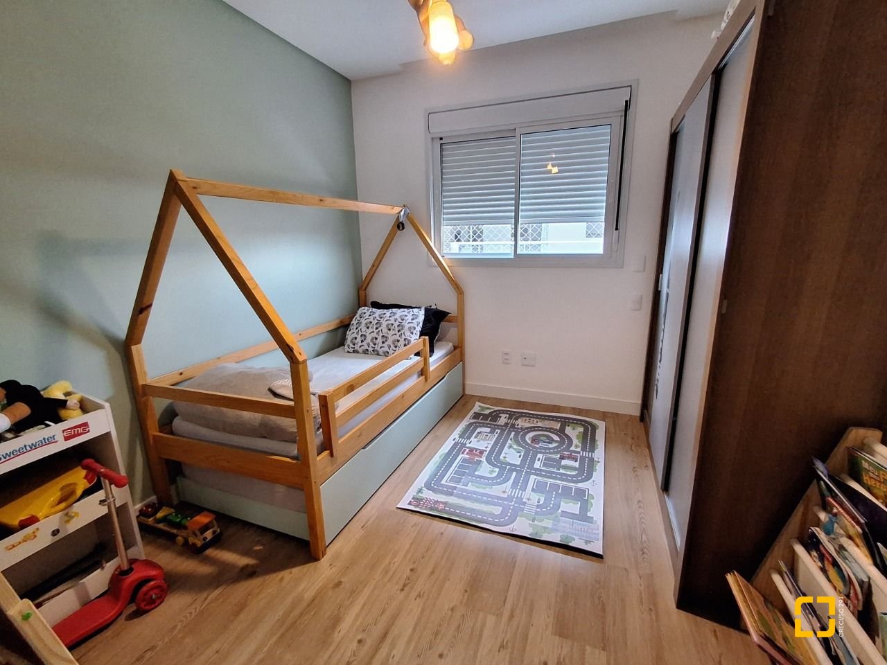 Apartamento com 96m², 5 quartos (sendo 2 suítes), 2 garagens, no bairro Estreito em Florianópolis