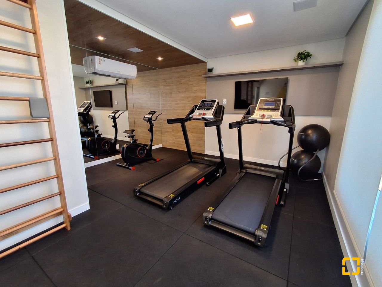 Apartamento com 96m², 5 quartos (sendo 2 suítes), 2 garagens, no bairro Estreito em Florianópolis