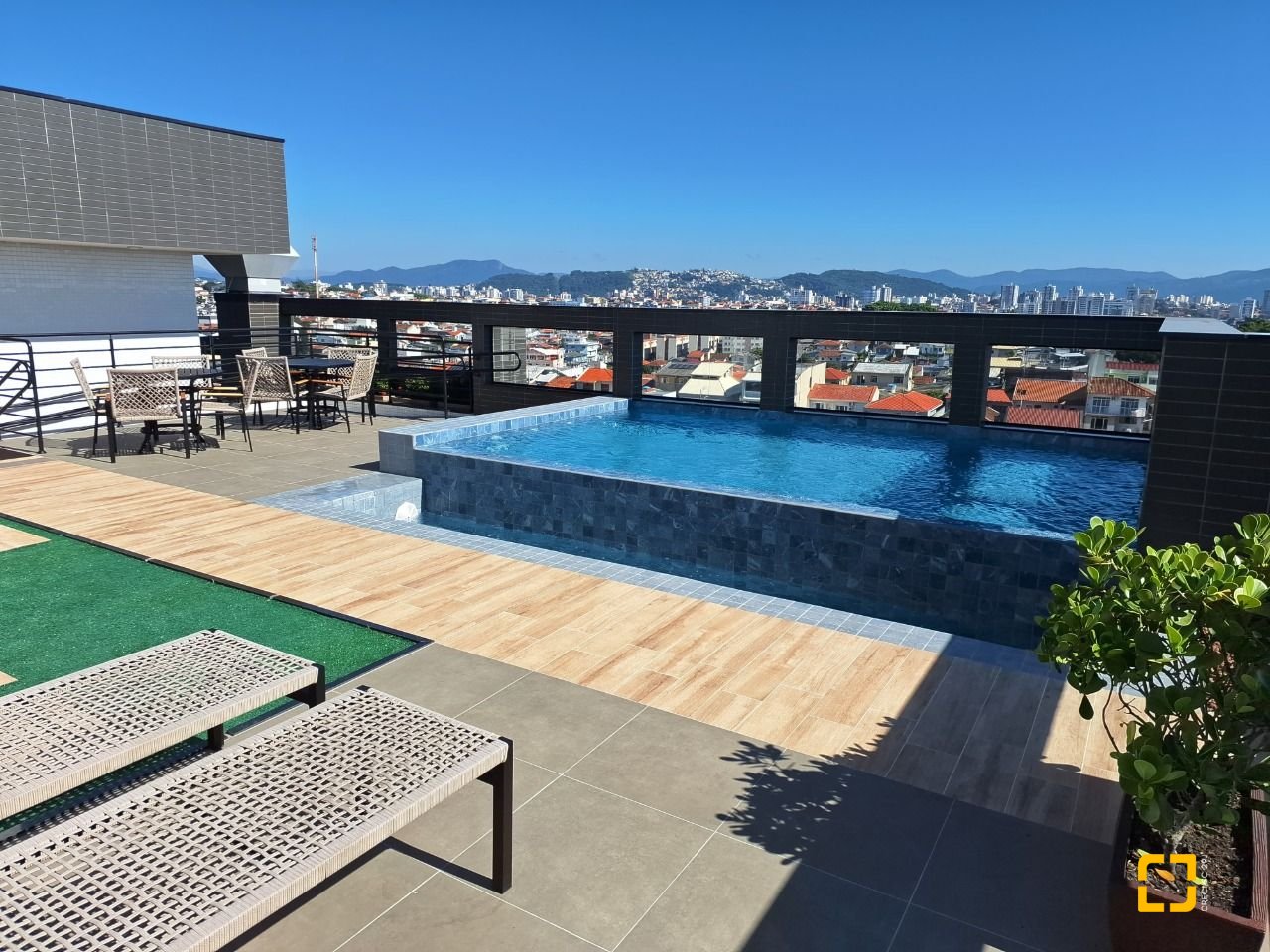 Apartamento com 96m², 5 quartos (sendo 2 suítes), 2 garagens, no bairro Estreito em Florianópolis