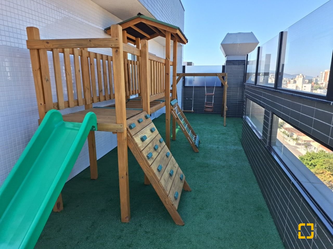 Apartamento com 96m², 5 quartos (sendo 2 suítes), 2 garagens, no bairro Estreito em Florianópolis