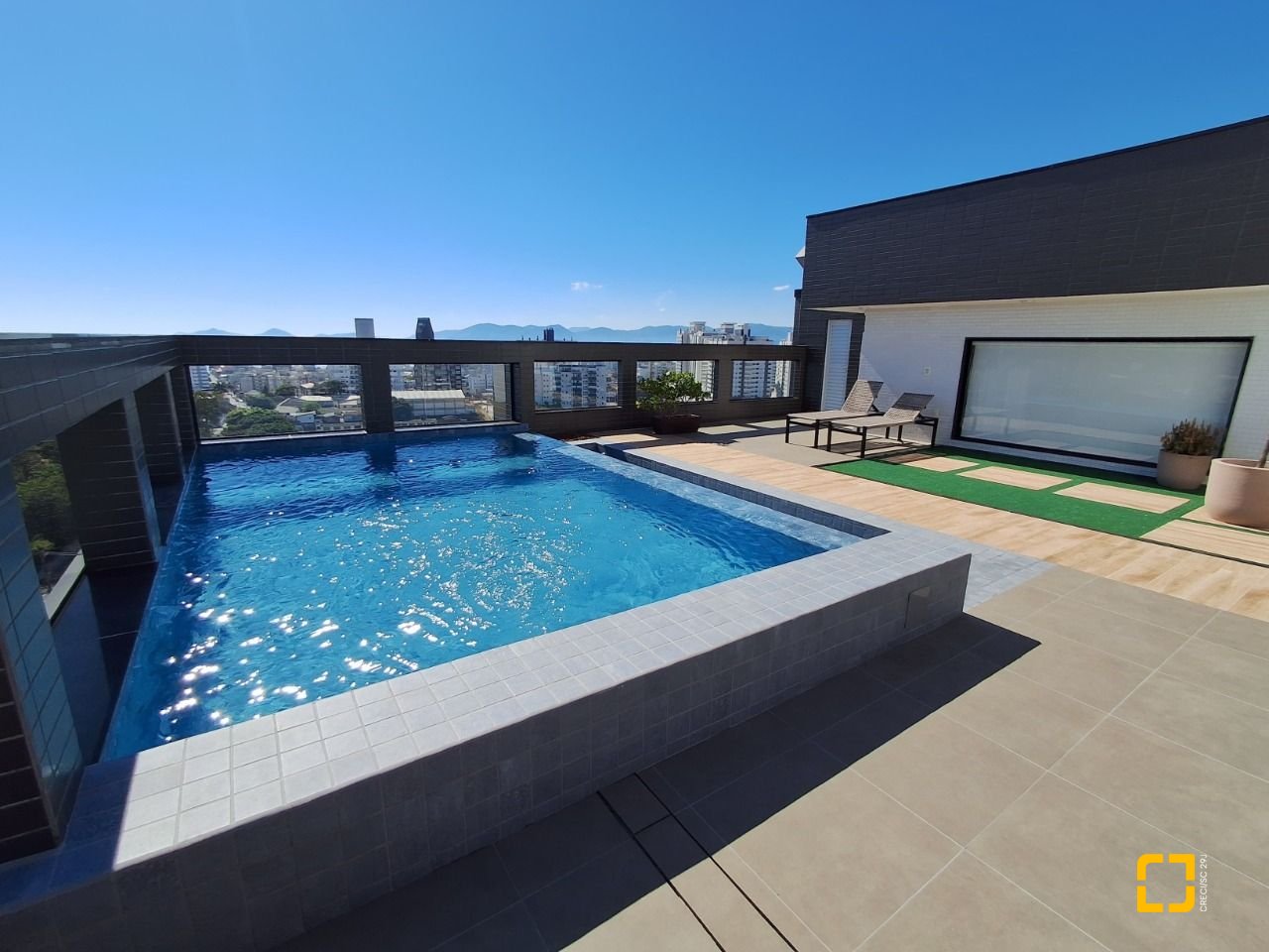 Apartamento com 96m², 5 quartos (sendo 2 suítes), 2 garagens, no bairro Estreito em Florianópolis