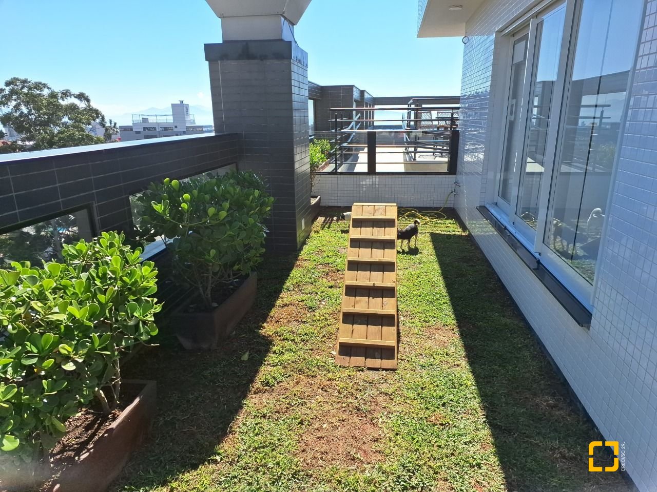 Apartamento com 96m², 5 quartos (sendo 2 suítes), 2 garagens, no bairro Estreito em Florianópolis