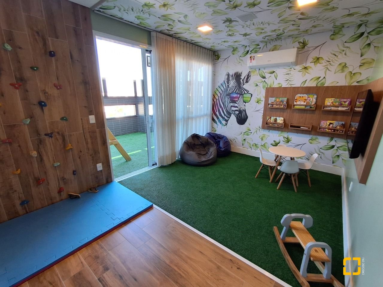Apartamento com 96m², 5 quartos (sendo 2 suítes), 2 garagens, no bairro Estreito em Florianópolis