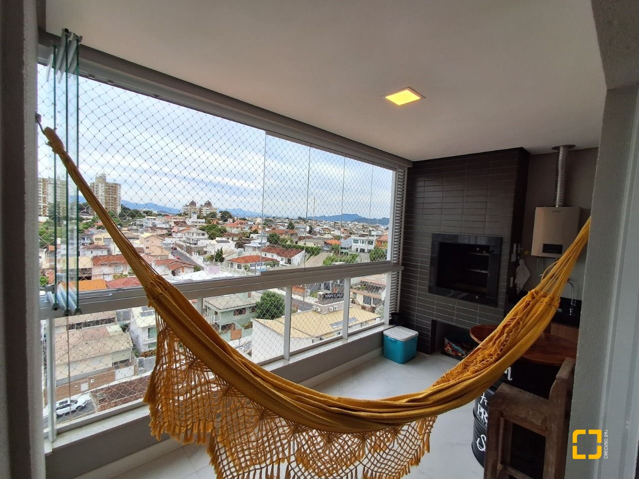 Apartamento com 96m², 5 quartos (sendo 2 suítes), 2 garagens, no bairro Estreito em Florianópolis