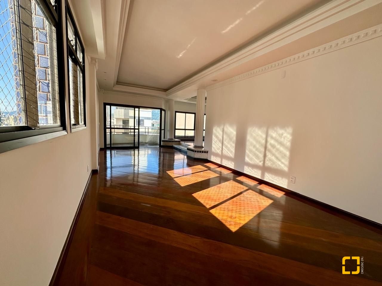 Cobertura com 483m², 4 quartos (sendo 2 suítes), 2 garagens, no bairro Centro em Florianópolis
