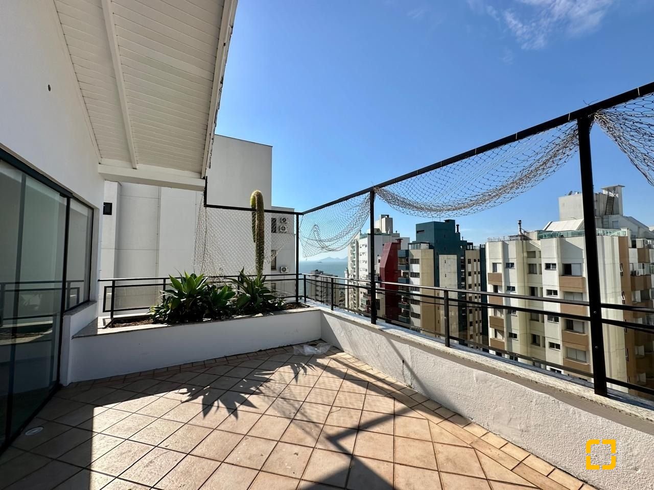 Cobertura com 483m², 4 quartos (sendo 2 suítes), 2 garagens, no bairro Centro em Florianópolis