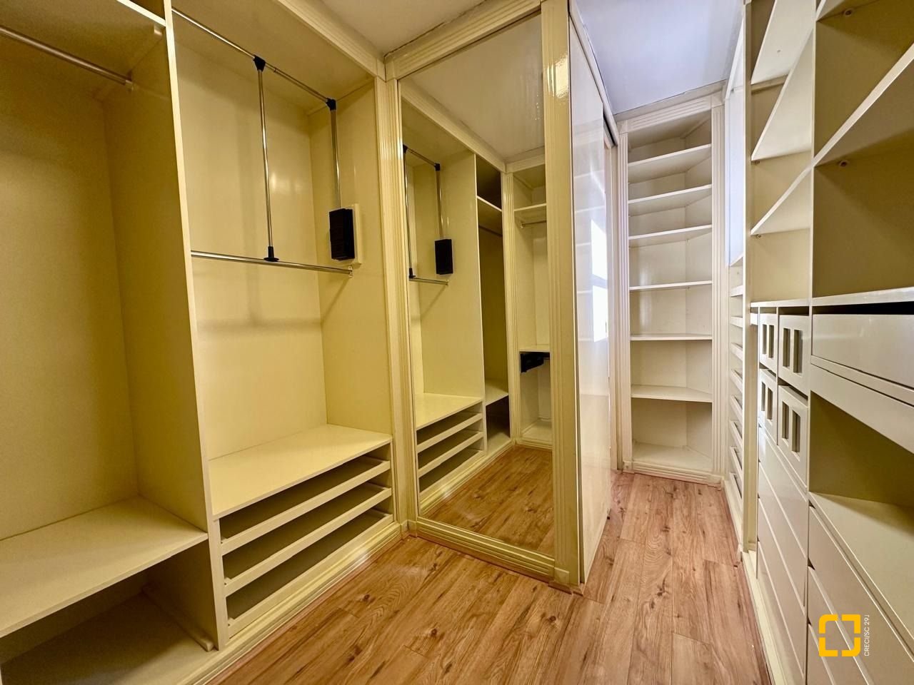 Cobertura com 483m², 4 quartos (sendo 2 suítes), 2 garagens, no bairro Centro em Florianópolis