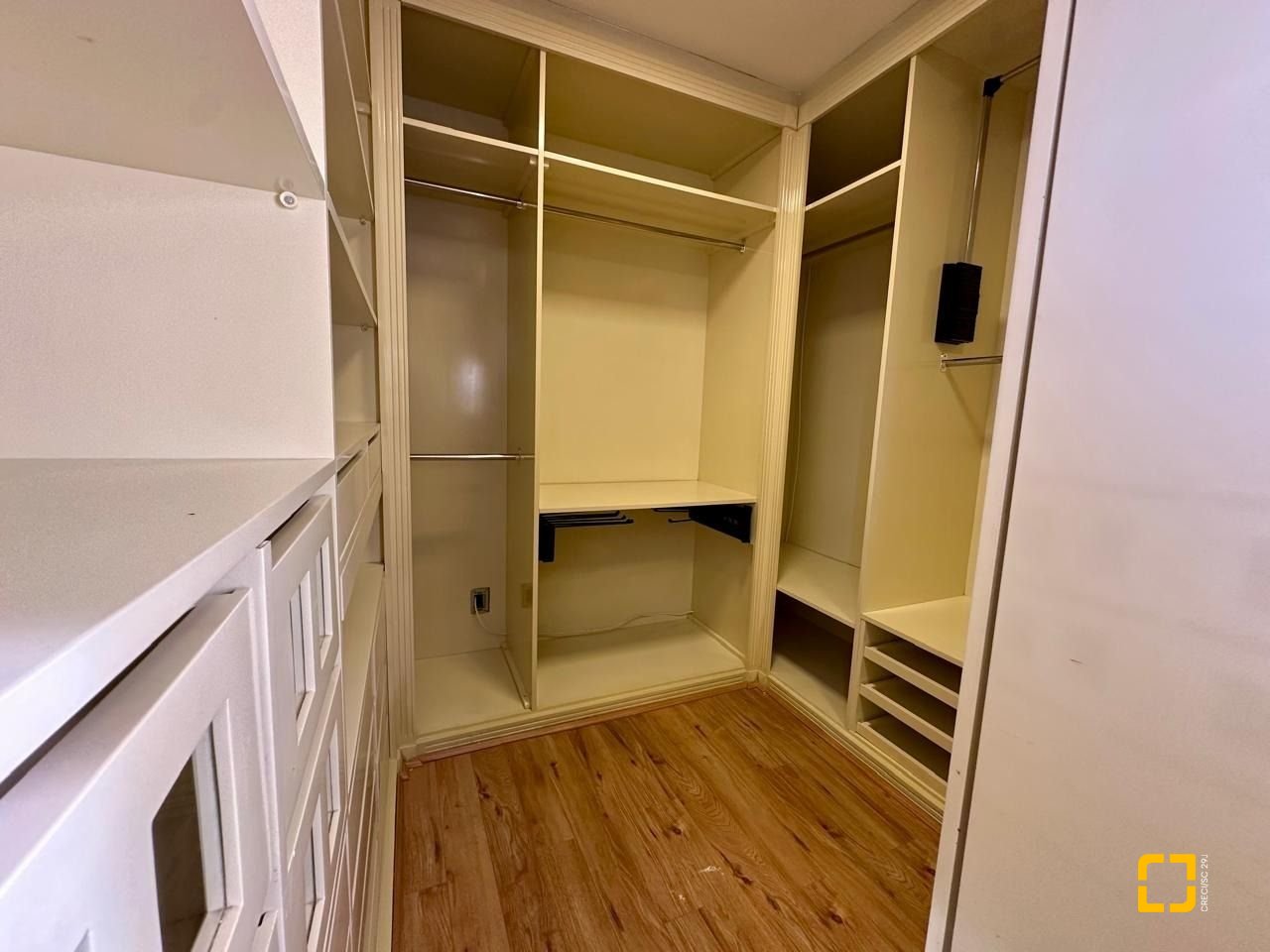 Cobertura com 483m², 4 quartos (sendo 2 suítes), 2 garagens, no bairro Centro em Florianópolis