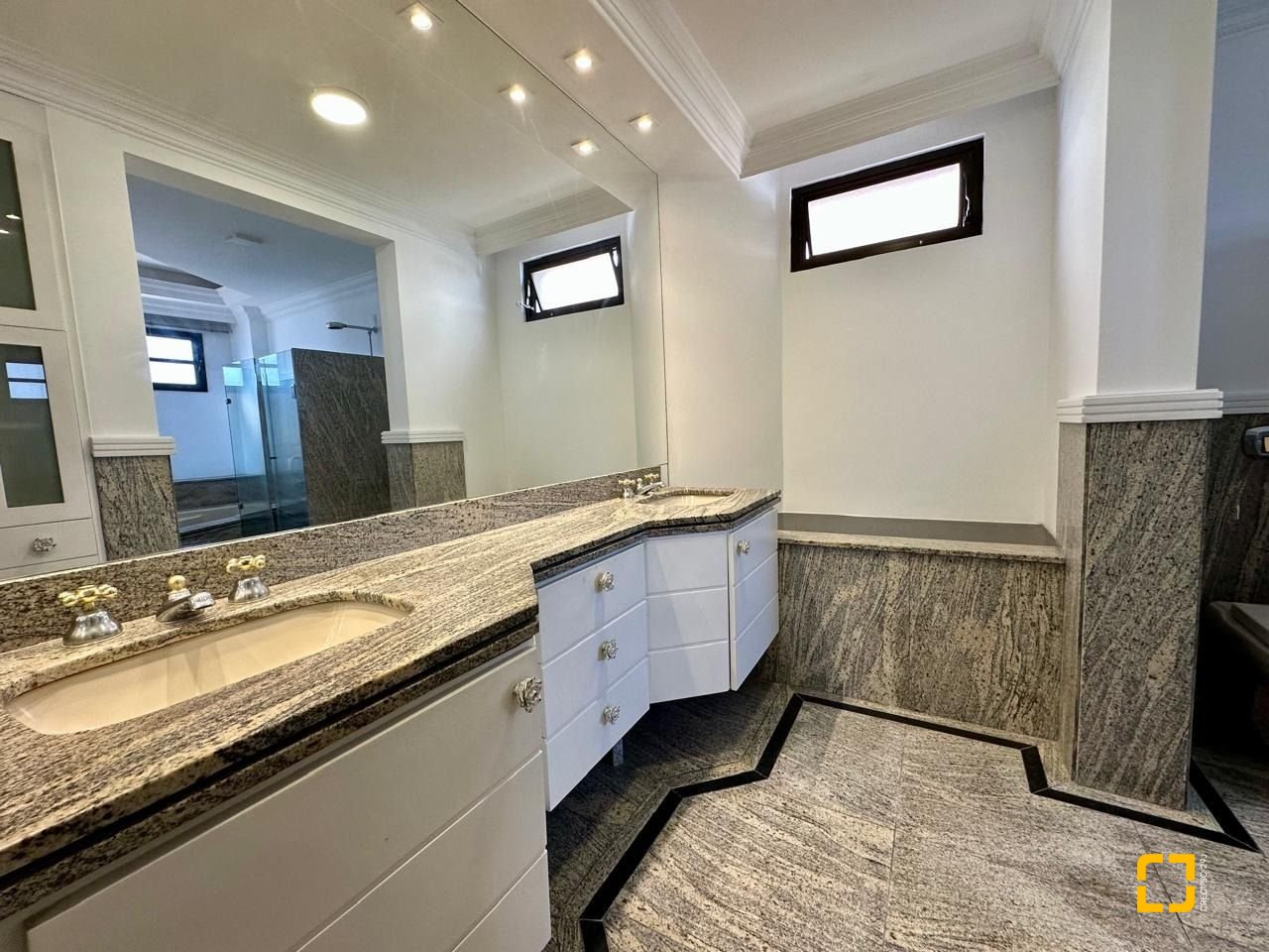 Cobertura com 483m², 4 quartos (sendo 2 suítes), 2 garagens, no bairro Centro em Florianópolis