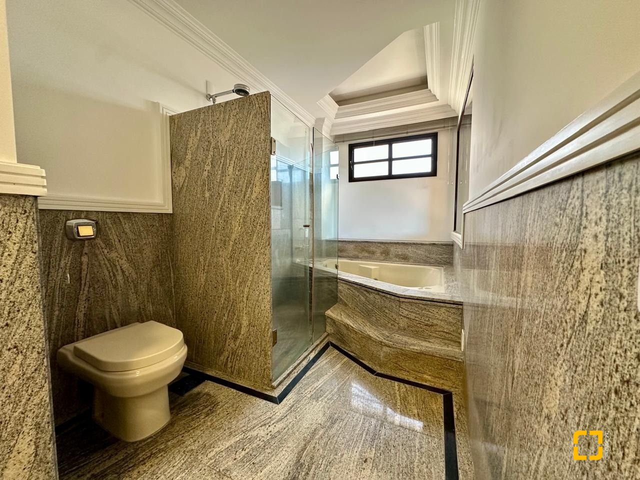 Cobertura com 483m², 4 quartos (sendo 2 suítes), 2 garagens, no bairro Centro em Florianópolis