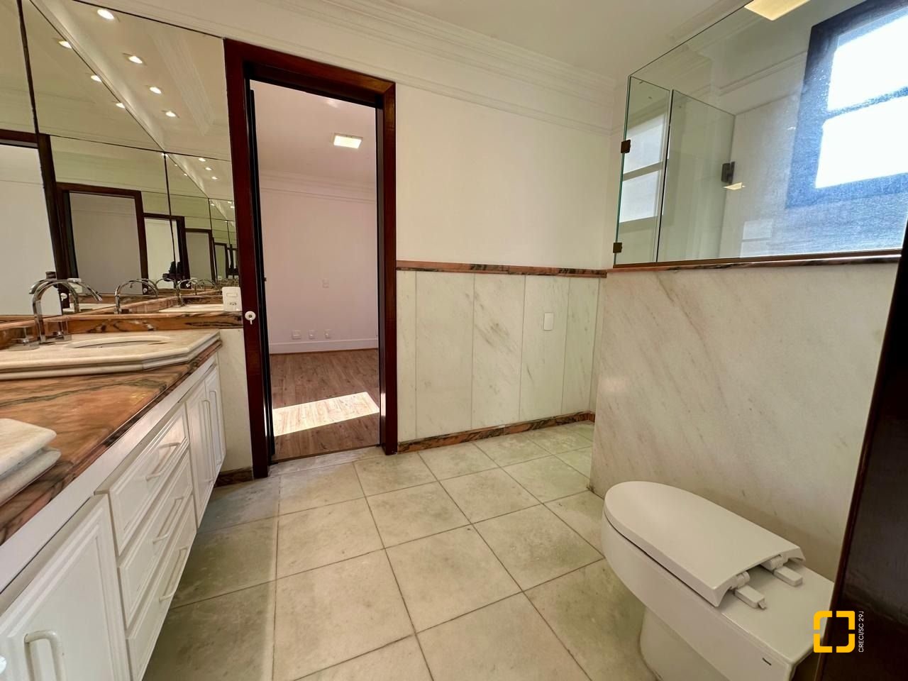 Cobertura com 483m², 4 quartos (sendo 2 suítes), 2 garagens, no bairro Centro em Florianópolis